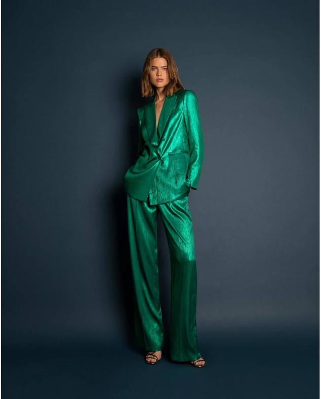 Traje en tejido de satén metalizado con blazer cruzada con solapas de pico y pantalón fluido, color verde, de Scalpers. Consíguelo en El Corte Inglés a 149 euros y 99,90 euros.