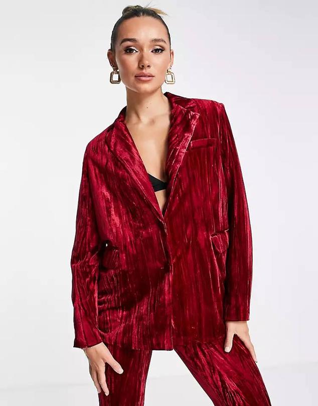 Traje en tejido de terciopelo efecto arrugado con blazer fluida y pantalón acampanado, en rojo rubí, de Extro & Vert. Cómpralo en Asos por 69,99 euros y 48,99 euros.