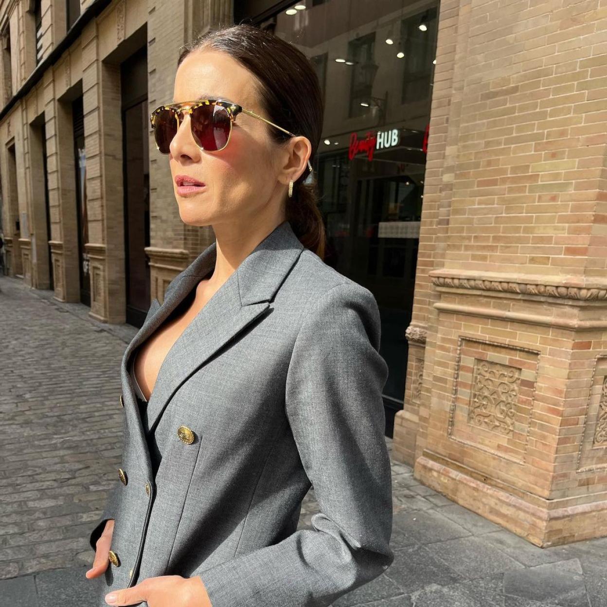 Virginia Troconis con un traje gris.