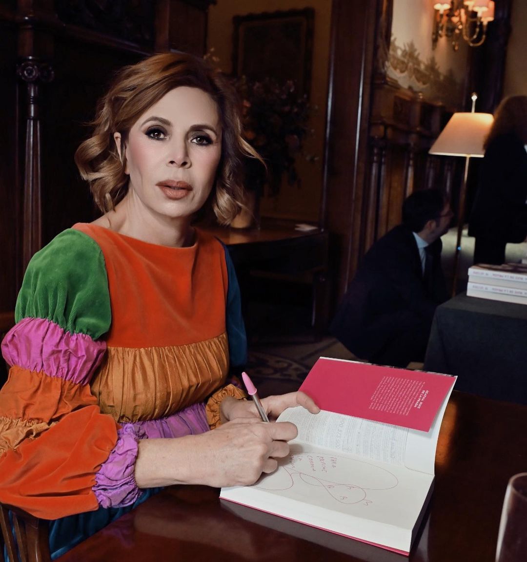 Agatha Ruiz de la Prada posa con su libro. 