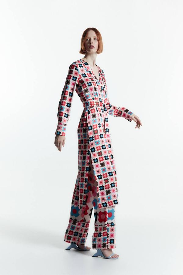 Conjunto compuesto por túnica con cinturón y aberturas, más pantalón fluido, en print geométrico multicolor, de Sfera. Te costará 39,99 euros y 29,99 euros.