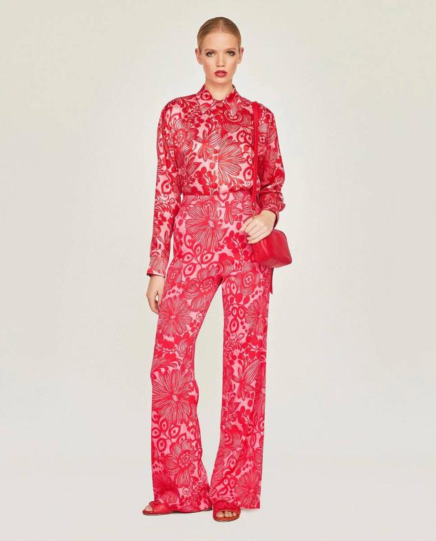 Conjunto con estampado bicolor compuesto por camisa y pantalón largo fluido, en rojo y fucsia, de Mirto. Puedes encontrarlo por 275 y 220 euros.