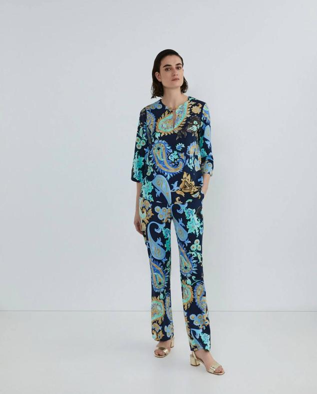Conjunto con blusa de manga tres cuartos y pantalón recto, en print paisley azul, de Woman El Corte Inglés. Está disponible a 49,99 euros, cada prenda.