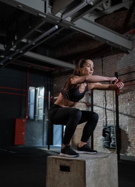 Imagen - Mujer practicando saltos/PEXELS