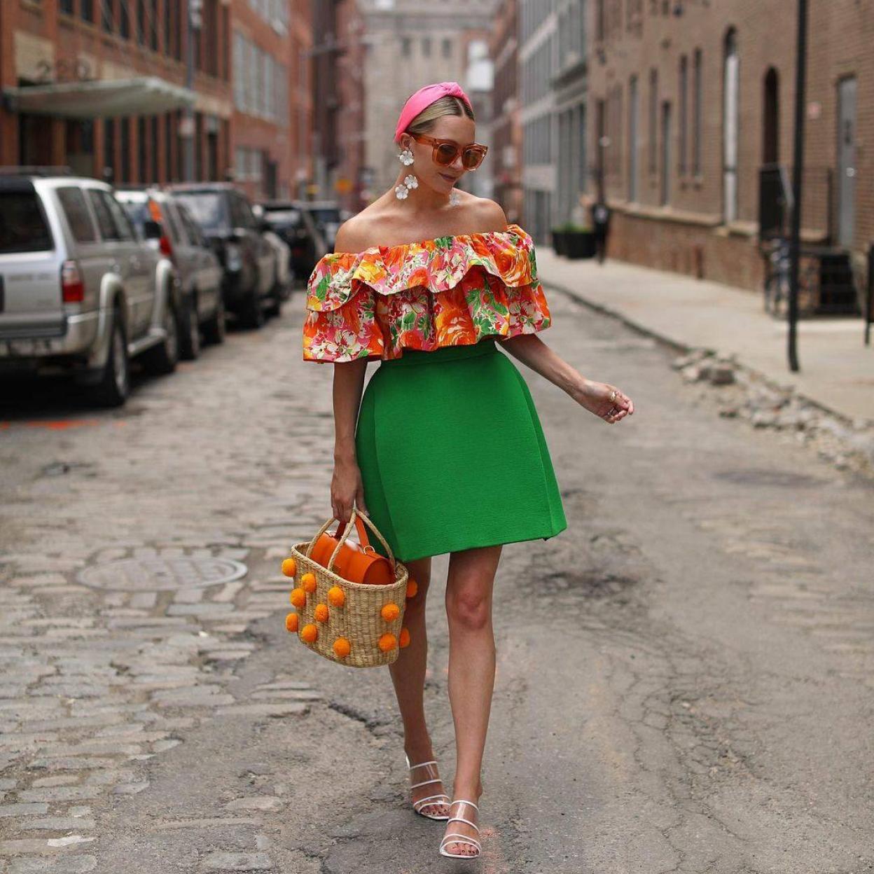 La influencer lleva un bonito top con estampado de flores