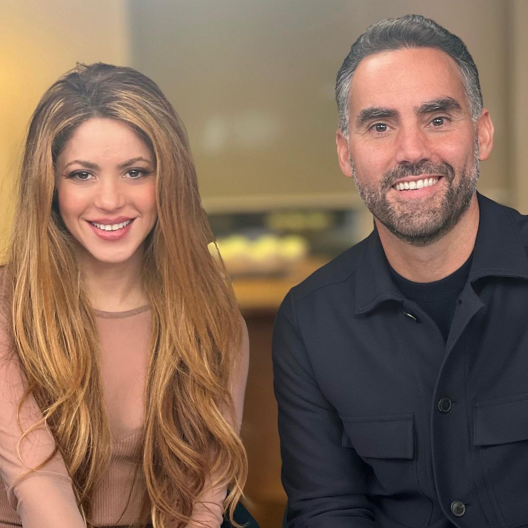Shakira, junto a su entrevistador.