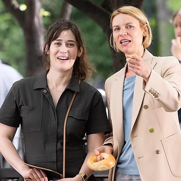 Lizzy Caplan y Claire Danes en una imagen de Fleishman en apuros.