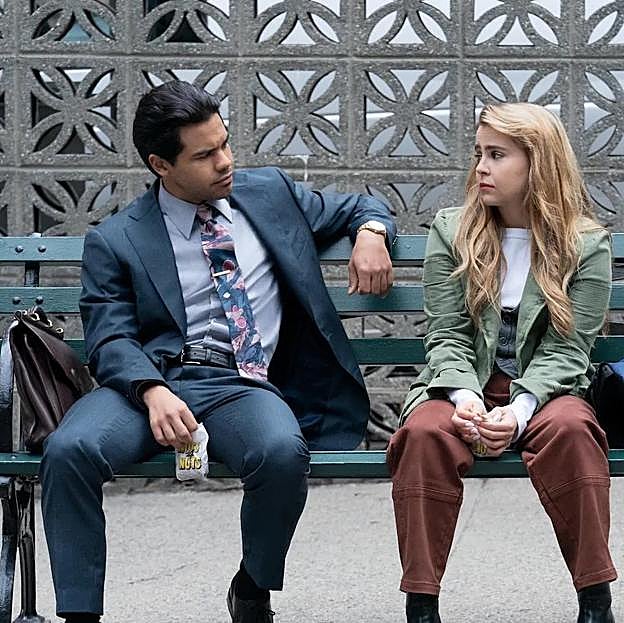 Carlos Valdés y Mae Withman, protagonistas de Up Here.