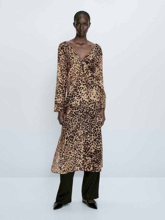 Vestido midi en tejido de seda con escote de pico, manga larga y aberturas en el bajo, en animal print, de Massimo Dutti. Puedes encontrarlo por 89,95 euros.