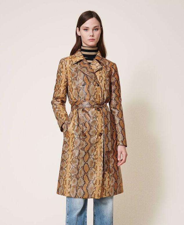 Gabardina con cuello solapa con muesca, manga larga, cierre cruzado de doble botonadura y cinturón de lazada, en estampado animal, de The Flappers. La comprarás a 120,40 euros.