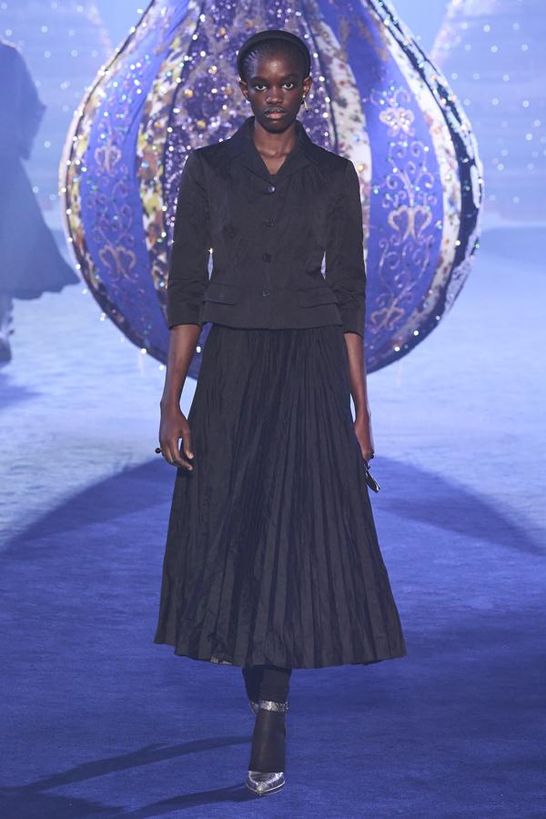 Christian Dior rinde homenaje a mujeres de los años cincuenta con una puesta en escena propia de los cuentos de hadas. Catherine Dior, Édith Piaf y Juliette Gréco, han sido la fuente de inspiración de Maria Grazia Chiuri. 