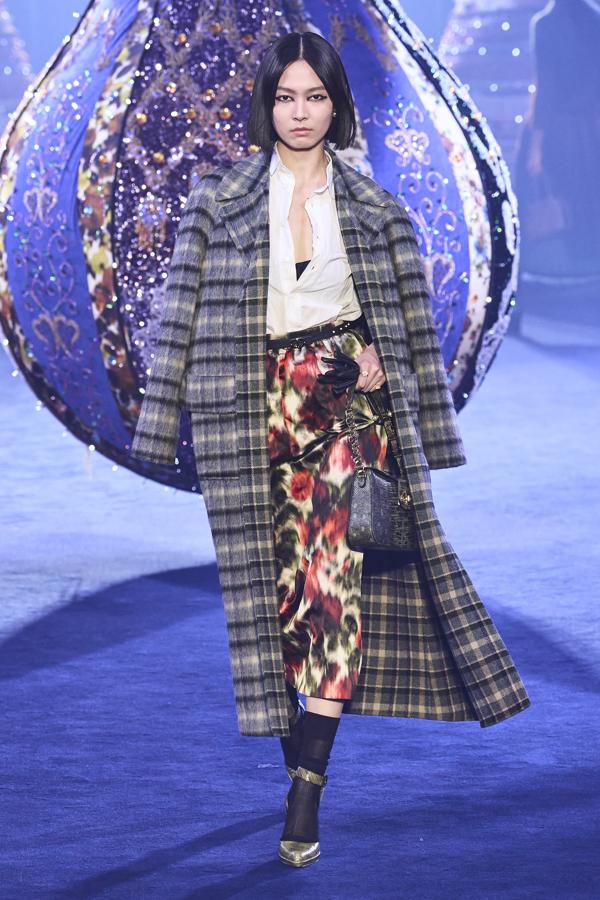 El estilo “New look” estuvo presente durante todo el desfile, pero en clave moderno, conjuntado con chaquetas denim o botas altas militares. Cabe destacar que la sobriedad del negro se fue transformando en múltiples estampados coloridos y diversos. 