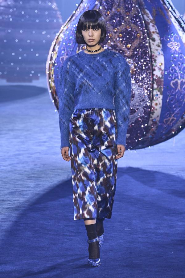 Una de las prendas más utilizadas, sin duda alguna, es el jersey de mohair, que se combina sobre faldas o vestidos de tipo lápiz llenas de múltiples prints. En definitivas cuentas, nos encontramos ante una oda hacia la mujer y la rebeldía de ir contra corriente. 