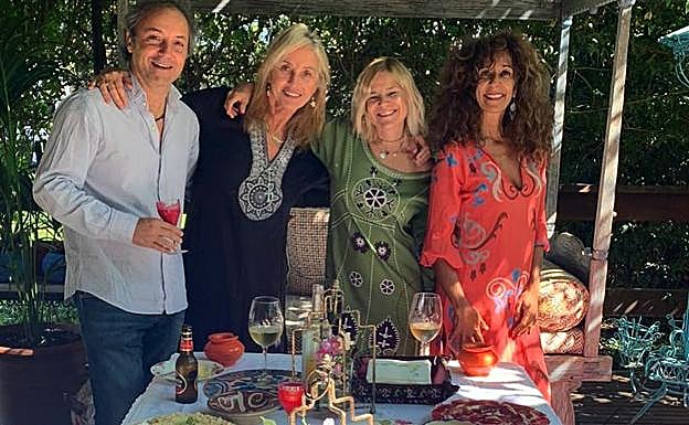 Eugenia junto a su marido, Narcís Rebollo, Mariola Orellana y Rosario Flores.