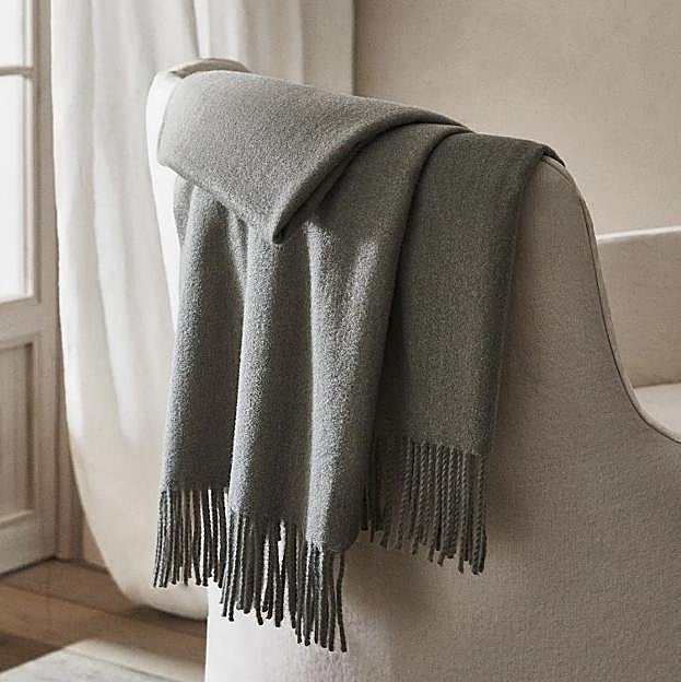 Imagen principal - Mantas de Zara Home, entre 40 y 50 euros.