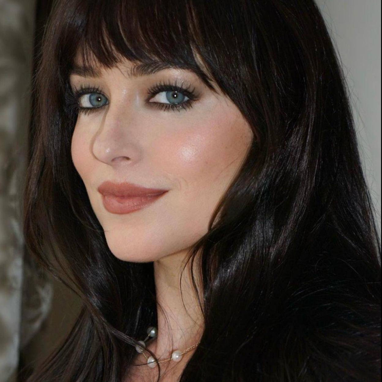 Las pestañas XXL de Dakota Johnson se consiguen con esta máscara viral