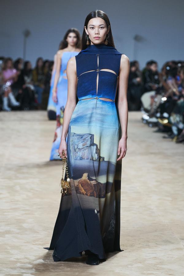 Los diseños han comenzado a desfilar por la pasarela de forma sobria, pero elegante. Sin embargo, la pasarela ha dejado que los looks más sensuales y chic sean el centro de todas las miradas. Sobre todo, gracias a los tops estructurales que redefinen la silueta femenina. 