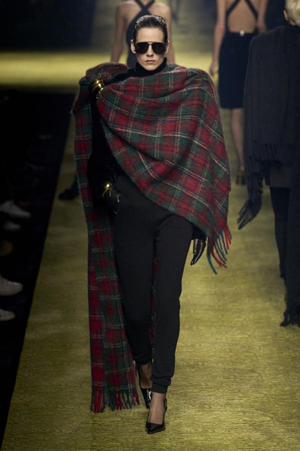 Las transparencias, tejidos satinados y los estampados de cuadros han creado los estilismos más sofisticados de cara al invierno próximo. Sin olvidarnos del propio color negro que caracterizaba las colecciones del difunto Yves Saint Laurent. 