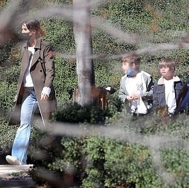 Sara Carbonero con sus hijos.