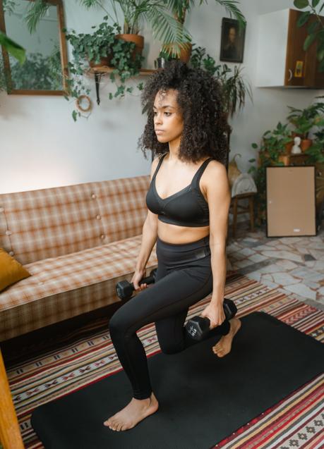 Imagen - Mujer entrenando con mancuertas/PEXELS