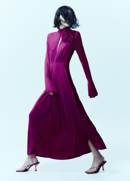 Imagen - Vestido drapeado con flor en relieve (39,99 euros)