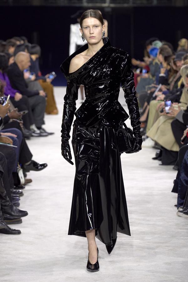 Balmain vuelve a sus orígenes opulentos con una colección que recuerda el nuevo estilo parisino de Monsieur Balmain. Sin embargo, utiliza la tecnología actual para crear piezas increíbles de PVC, neopreno e incluso el latex. 