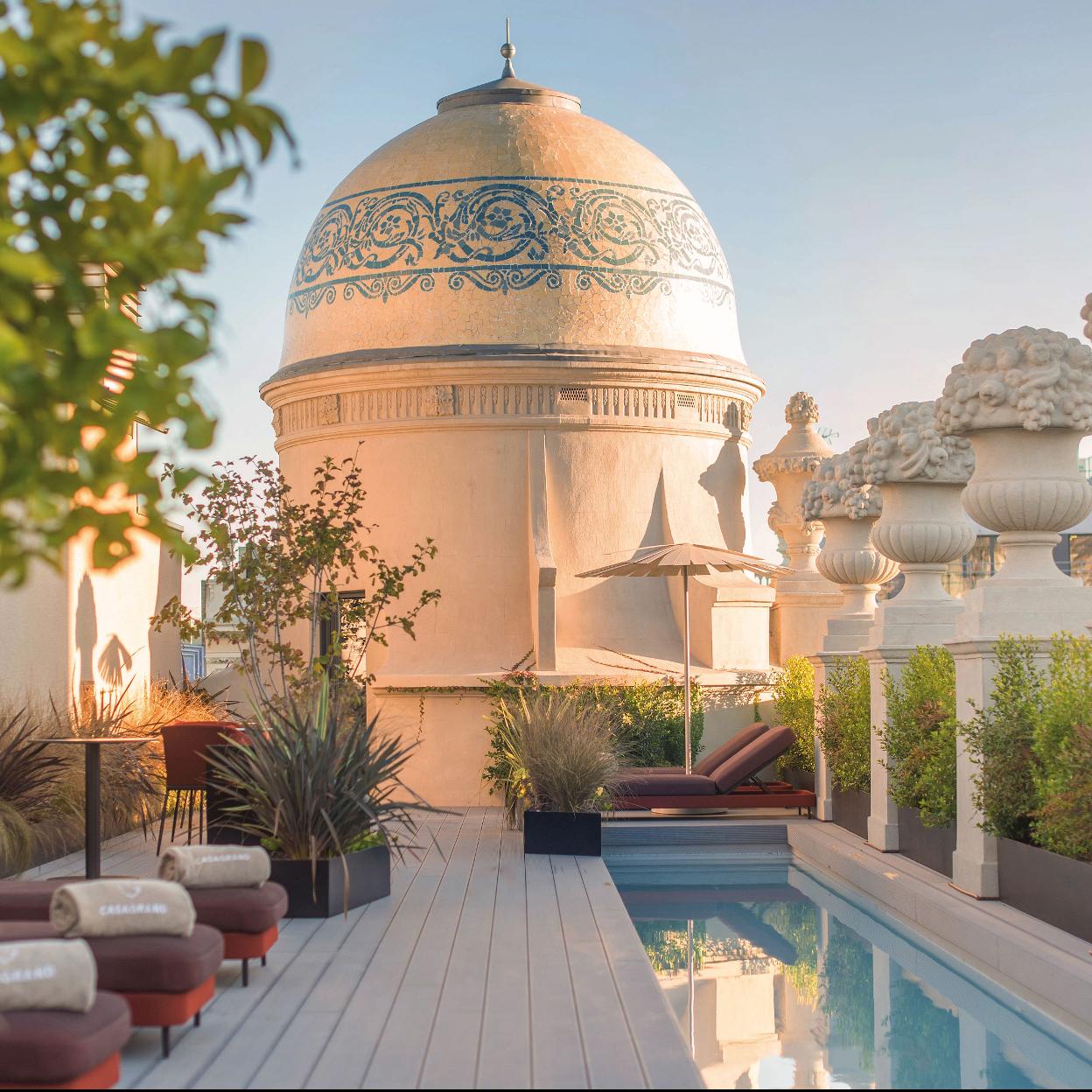 Terraza con piscina en la séptima planta de Casagrand Luxury Suites. 