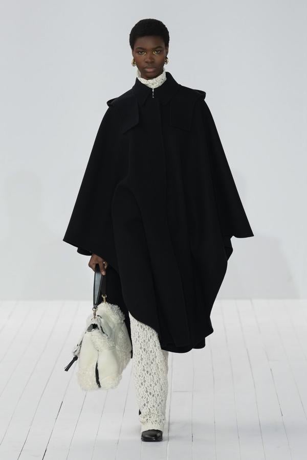 Las prendas destacan por ser todoterreno y perfectas para su uso diario, pero siempre con el sello francés más exquisito. Destacando sobre todo los abrigos y una de las prendas más versátiles de la temporada, el poncho. 