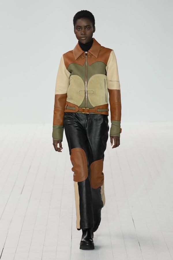 El poder del negro y del blanco se hace predominante en toda la colección, pero el empleo de estampados coloridos o aquellos denominados colores tierra también han sido vistos por la pasarela. 