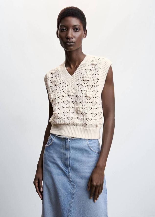 Chaleco de crochet con manga sisa, cuello de pico, acabados en rib y detalles de flores, tono crudo, de Mango. Puedes comprarlo a 29,99 euros.