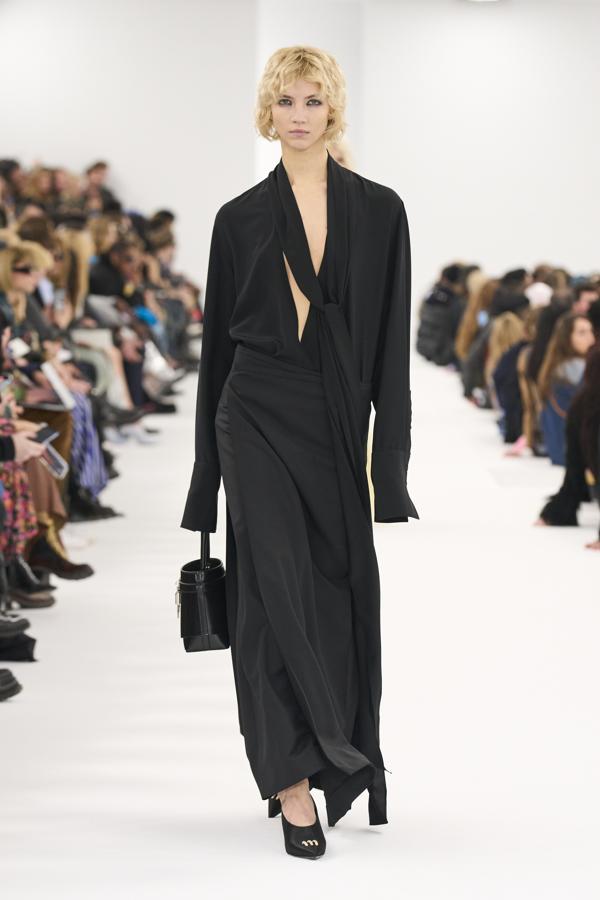 Givenchy acapara todas las miradas con una inspiración  working girl  que roza la sensualidad y el poder femenino.