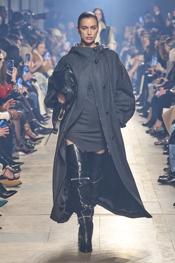 Isabel Marant recuerda su ADN y rememora el pasado de las top model de los años dos mil: Caroline Trentini, Natasha Poly o Jessica Stam. 