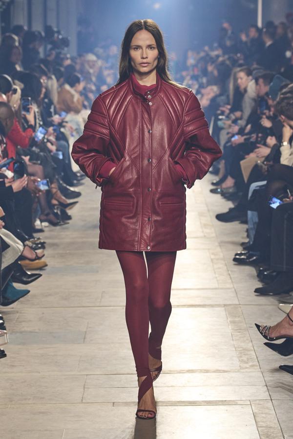 Los abrigos efecto piel son los protagonistas de la próxima temporada y con Marant no podía ser menos. Además de otras prendas como las chaquetas biker con borreguillo con inspiración motera. 