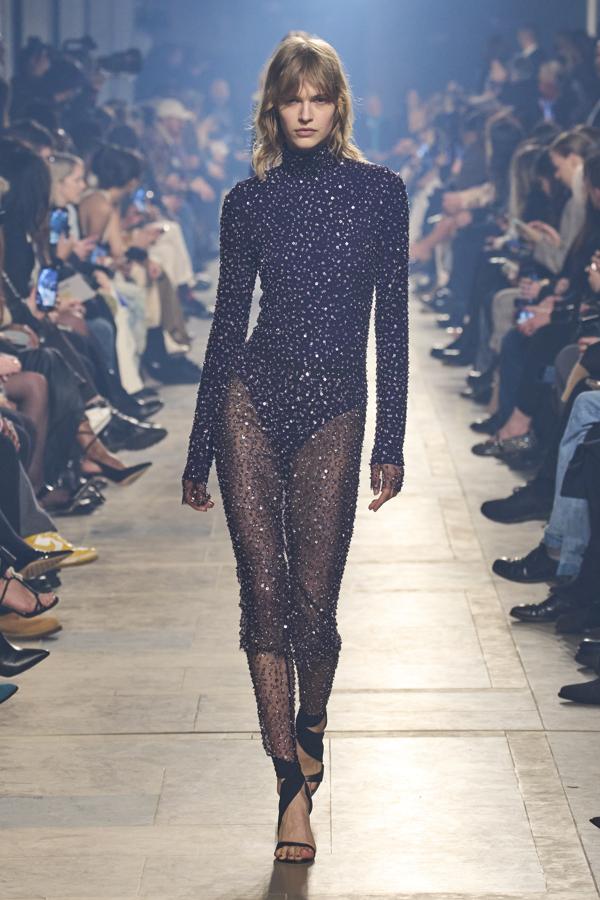 Los minivestidos, las transparencias y el uso de tejidos ceñidos con brillos se han convertido en el sello de identidad de la firma para tus noches más sexis. 