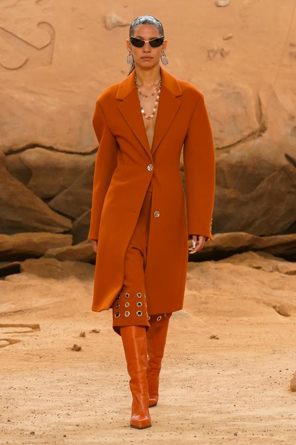 Las piezas metálicas y la pedrería colorida han rematado los looks, en su mayoría de color negro y naranja. 