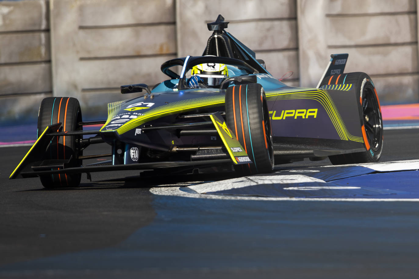 La marca española ha llevado su tecnología eléctrica a la primera competición mundial 100% eléctrica, la Fórmula E. En su compromiso por hacer la movilidad eléctrica más accesible, han creado la aplicación My CUPRA que permite acceder a una red de recarga de más de 30.000 cargadores de diferentes operadores en toda Europa, solo con esta app. 