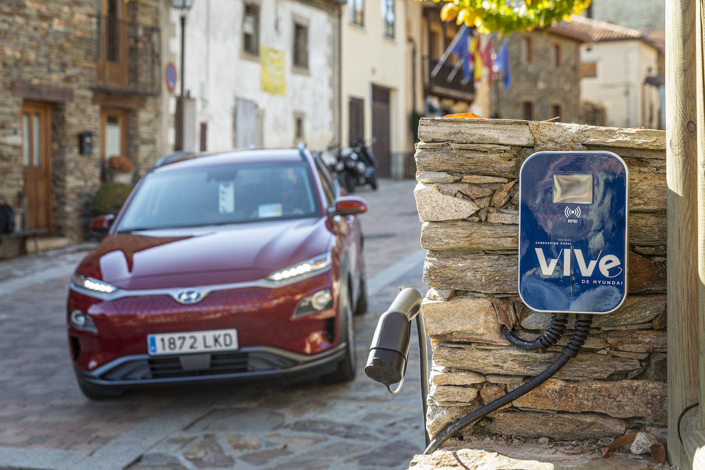 El primer carsharing rural y 100% eléctrico. Hyundai pone a disposición de los ayuntamientos de menos de 10.000 habitantes un Kona eléctrico y un punto de recarga. Los tres primeros meses el servicio será gratuito y después es de pago. Ya está en servicio en más de 40 ayuntamientos de la Península y Baleares. 