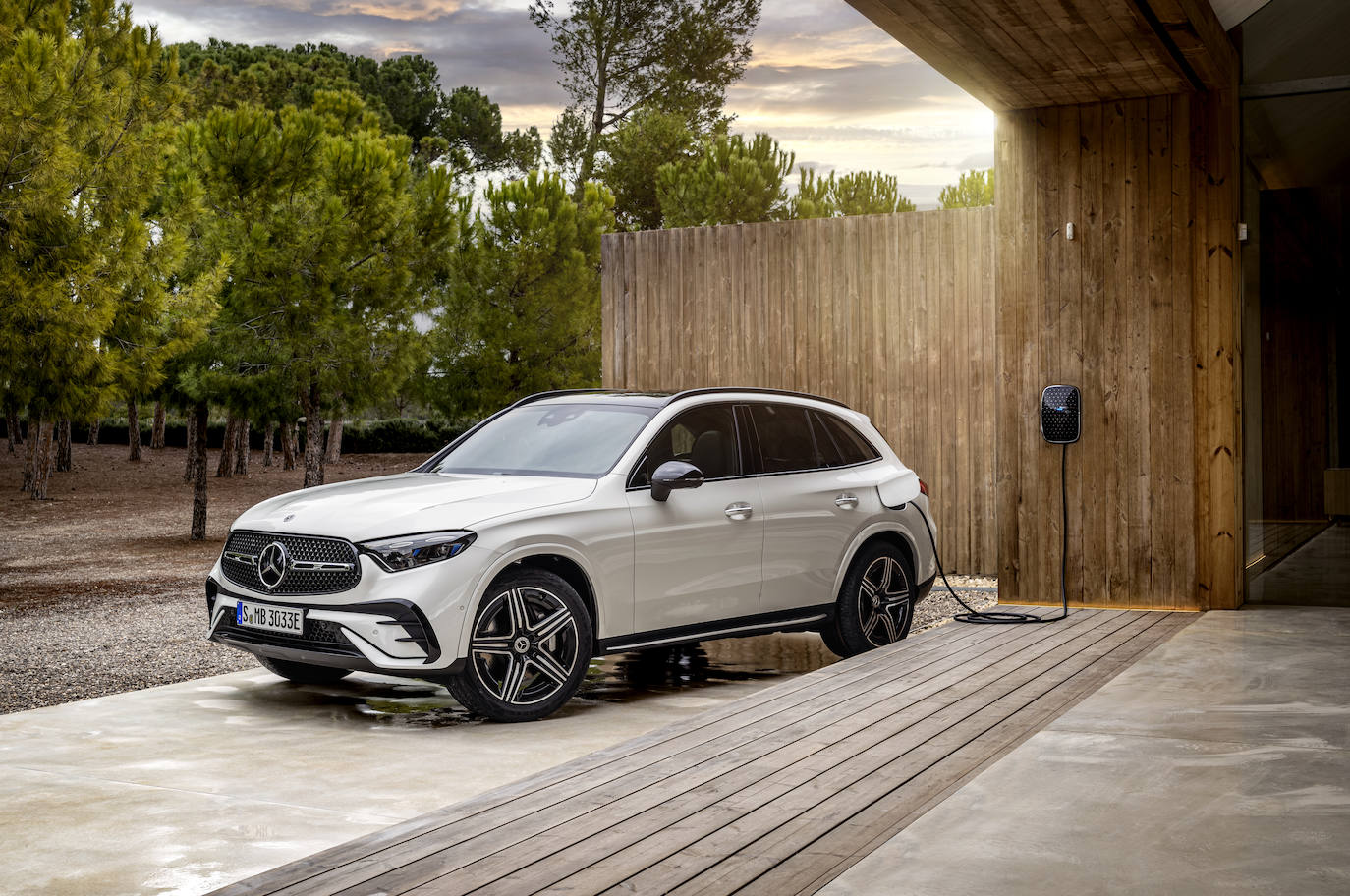 Con su nuevo SUV de tamaño medio Mercedes vuelve a dar una lección de lo que es un híbrido enchufable. Los 130 kilómetros de autonomía eléctrica que ofrece están muy por encima de la media de sus rivales y todo ello con un nivel impresionante nivel de calidad, tecnología, comodidad y posibilidades de uso dentro y fuera de la carretera.