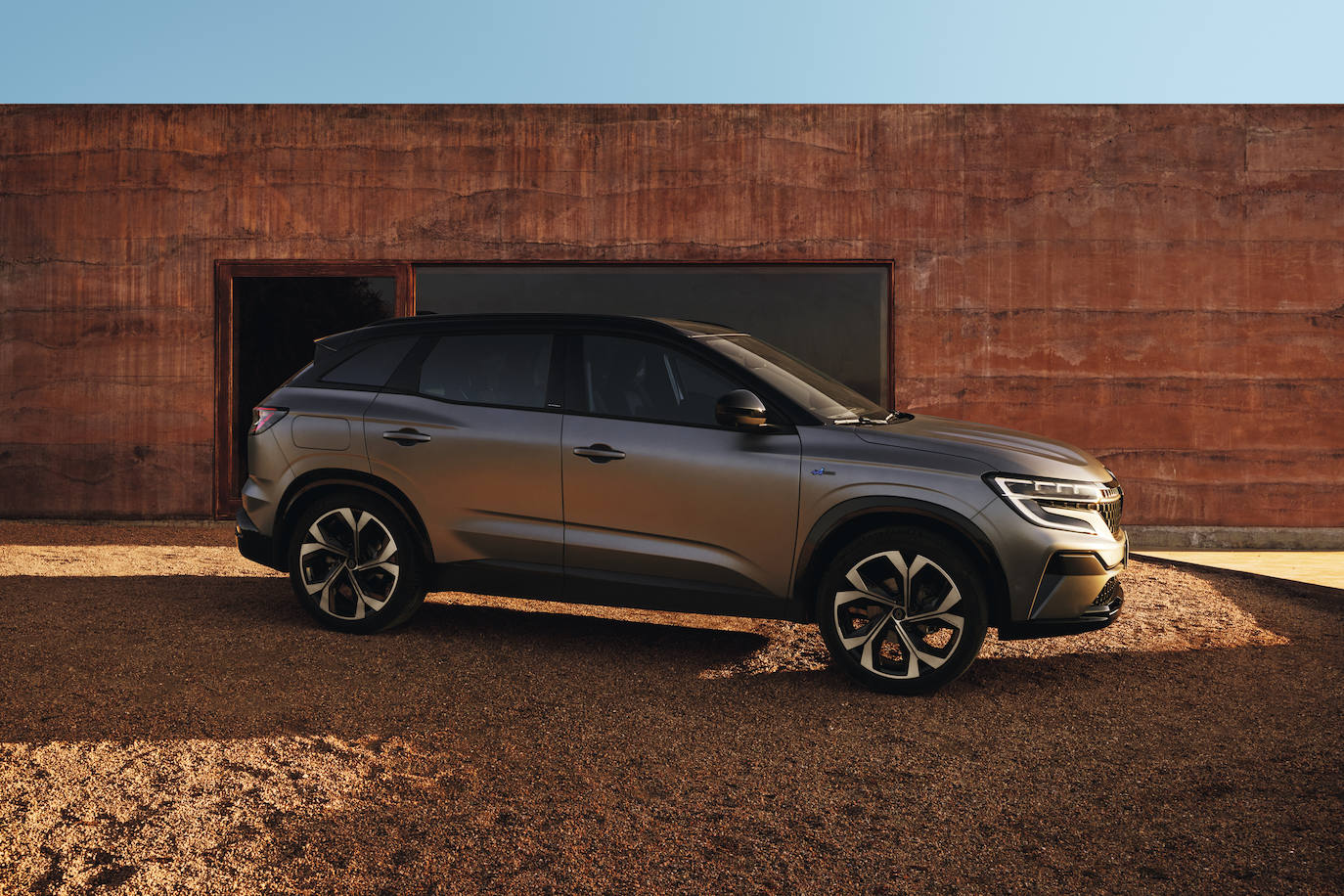 El SUV de tamaño medio de Renault, fabricado en España, solo se vende en versiones híbridas no enchufables con varias potencias. La excelente impresión que transmite su interior, por estilo, materiales y calidad, refuerza la sensación de comodidad y silencio de marcha de sus mecánicas, especialmente la más potente.