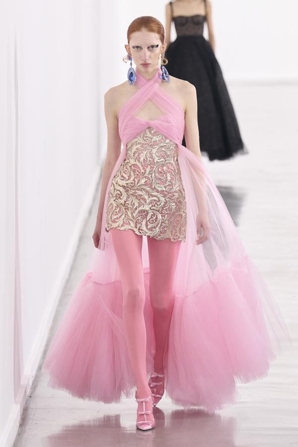 Sin embargo, Valli no ha olvidado de sus maxi vestidos con volúmenes, a los que les añade transparencias y muchos metros de tul de seda. 