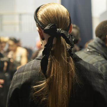 Imagen secundaria 1 - El desfile Dior AW23/24 propone una coleta baja con diadema y lazo negro para esta temporada.