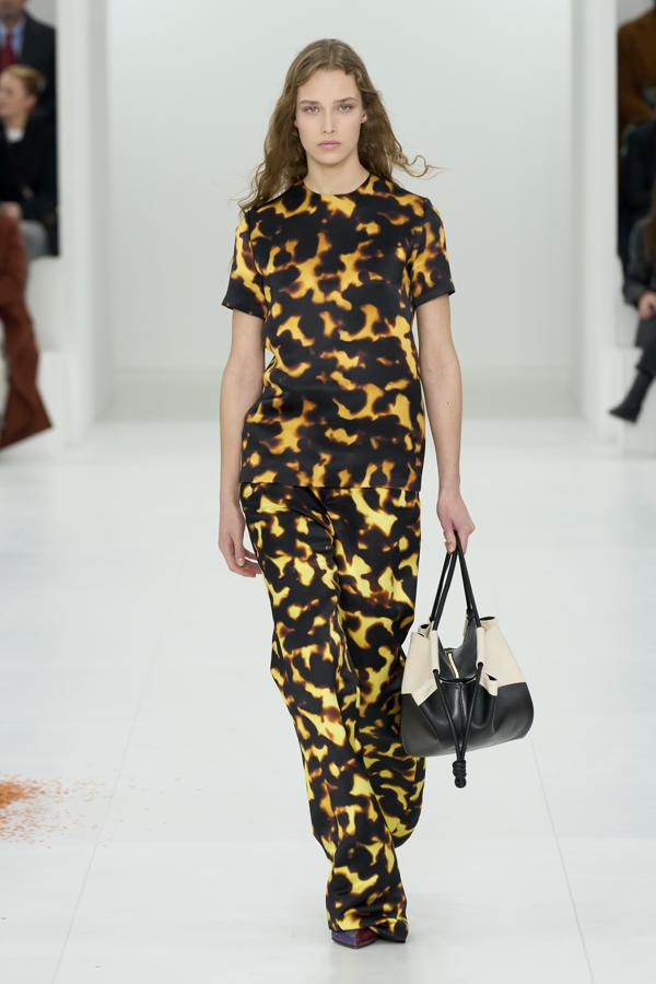 JW Anderson cumple diez años al frente de la firma con una colección llena de diseños blurred que acentúan el poder del metaverso. 