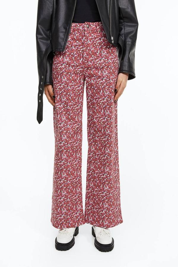 Pantalón de pernera ancha y tiro alto, con estampado de flores rosa, de H&M. Su precio es de 19,99 euros.