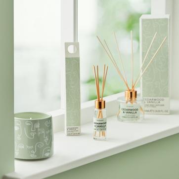 Imagen secundaria 1 - Los accesorios de baño en rosa empolvado o verde menta están disponibles desde 4.50 euros. El difusor grande de cedro y vainilla cuesta 3.50 euros y el pequeño, 0.80 euros. La vela verde con diseño de caras cuesta 7 euros.