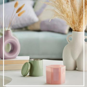 Imagen secundaria 1 - Adornos en color pastel de Primark Home: jarrones desde 3.50 euros; velas, desde 2 euros y los cirios cuestan 4 euros.