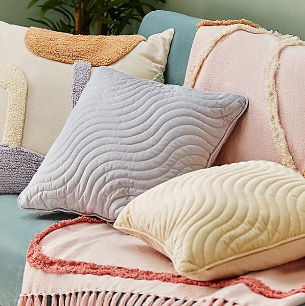 Imagen principal - El color lavanda es uno de los tonos protagonistas de la colección deco de Primark Home para esta primavera.