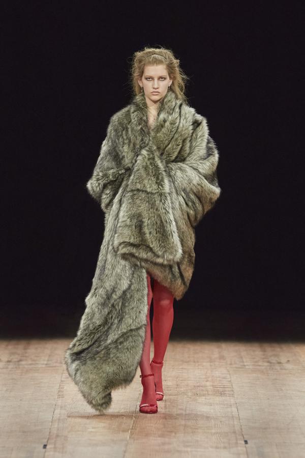 En definitivas cuentas, el diseñador nos hace reflexionar y consigue que entendamos que los humanos y las máquinas podemos coexistir en paz. Todo esto impuesto en prendas técnicas con cortes sencillos que serán los más prácticos de la próxima temporada. 