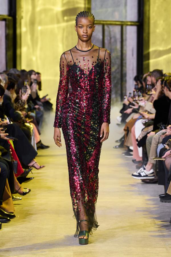 Los elementos más utilizados para cada diseño han mantenido la esencia de la firma, sobre todo por el uso de transparencias, encajes, brillos y seda de tul.