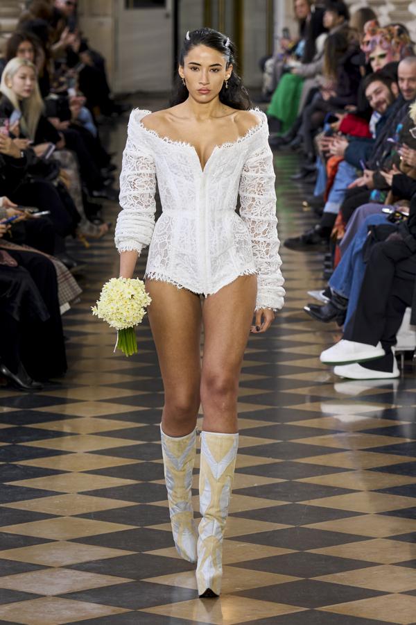 El momento más impactante y emotivo ha sido cuando su nieta Cora Corré cerró el desfile con un vestido de novia atípico y en clave sexi-chic. 