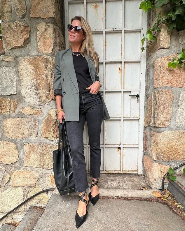 Un look que vale para la oficina, para una tarde de compras a una cena con amigas. Coge tus vaqueros favoritos, añade una blazer y una camsieta básica y remata el estilismo con unas bailarinas.